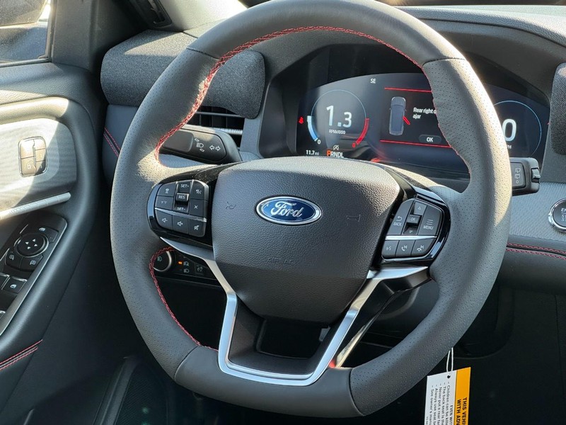 Ford Explorer Vehicle Full-screen Gallery Image 8