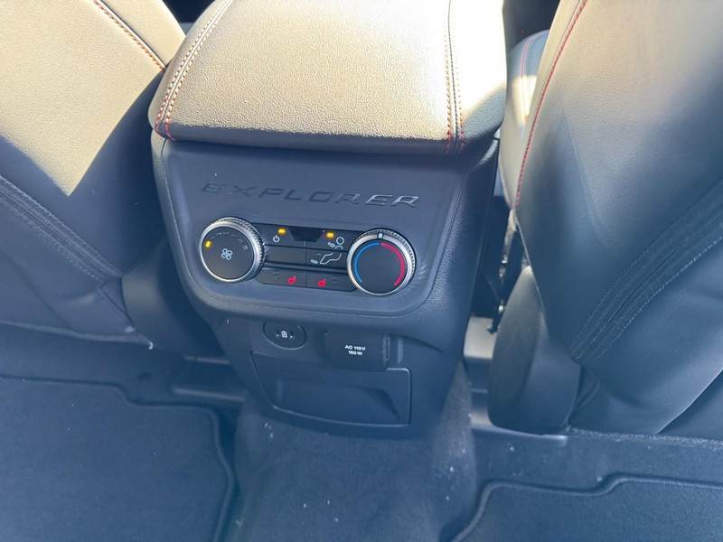 Ford Explorer Vehicle Full-screen Gallery Image 11