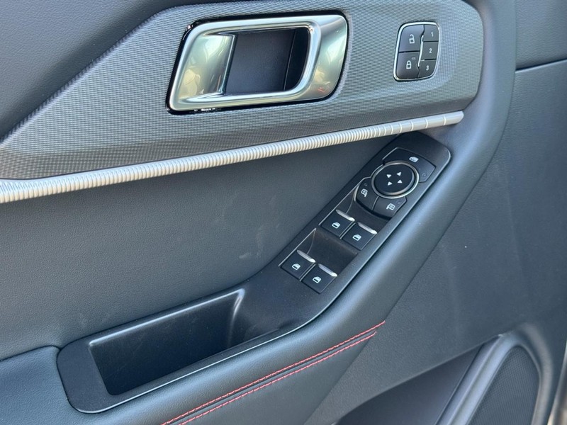 Ford Explorer Vehicle Full-screen Gallery Image 12