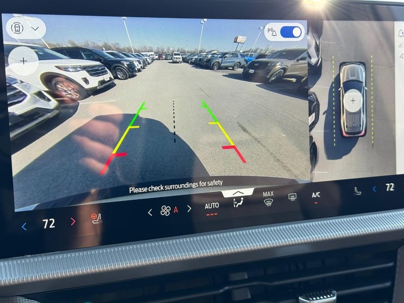 Ford Explorer Vehicle Full-screen Gallery Image 18