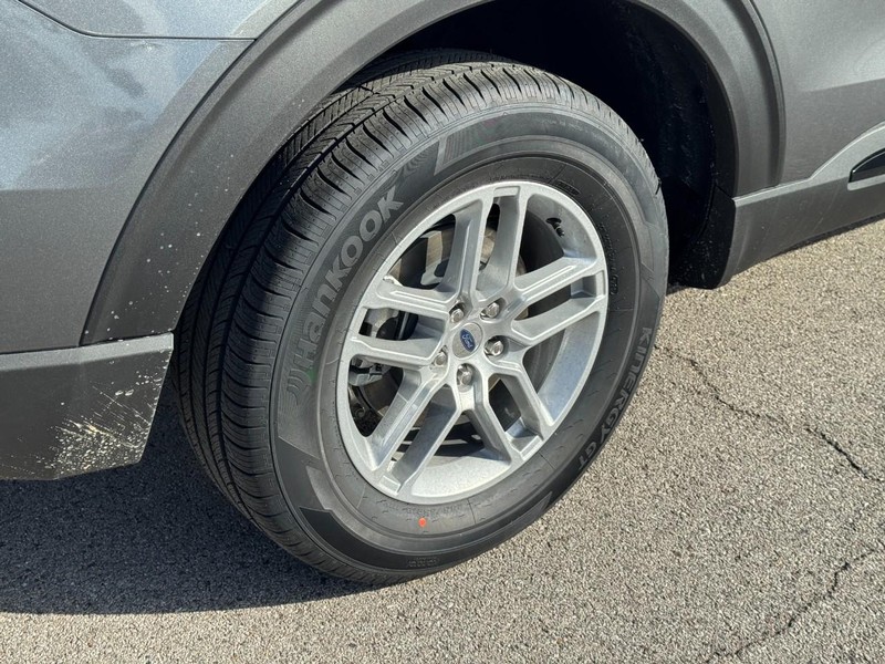 Ford Explorer Vehicle Image 04