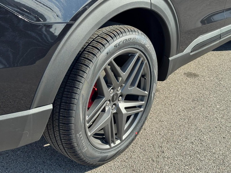 Ford Explorer Vehicle Image 05