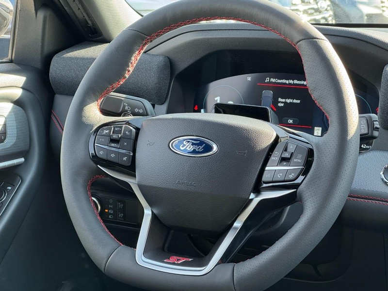 Ford Explorer Vehicle Image 09