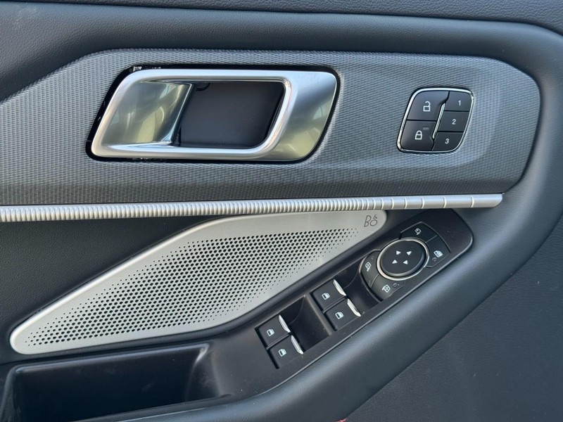 Ford Explorer Vehicle Image 14