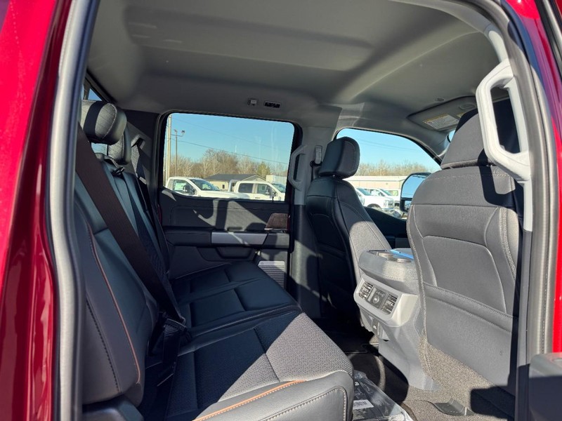 Ford Super Duty F-350 SRW Vehicle Full-screen Gallery Image 5