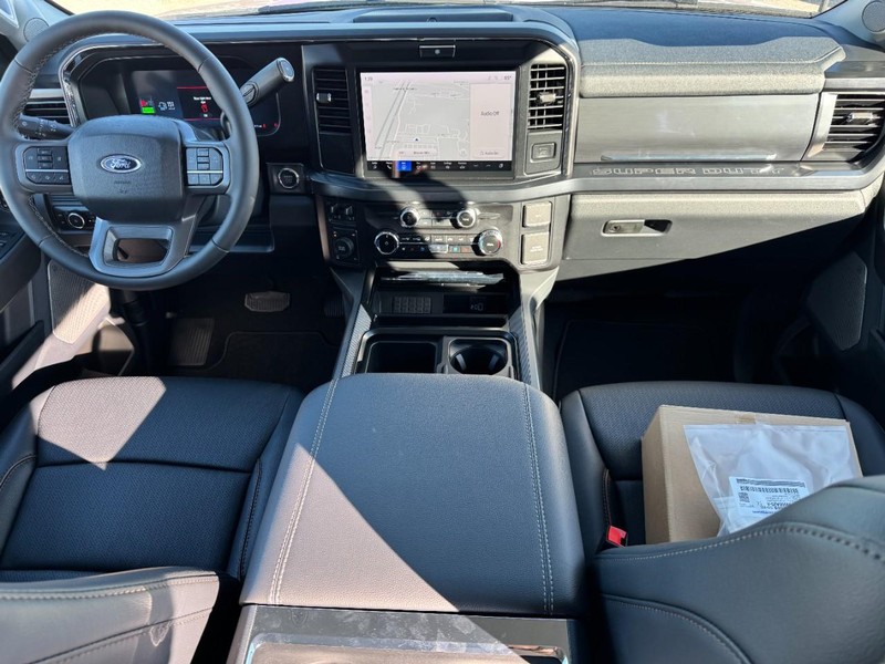 Ford Super Duty F-350 SRW Vehicle Full-screen Gallery Image 6