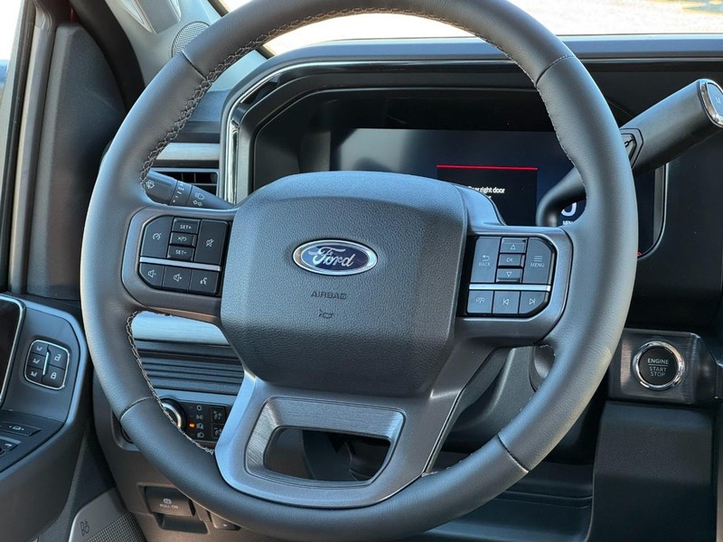 Ford Super Duty F-350 SRW Vehicle Full-screen Gallery Image 7