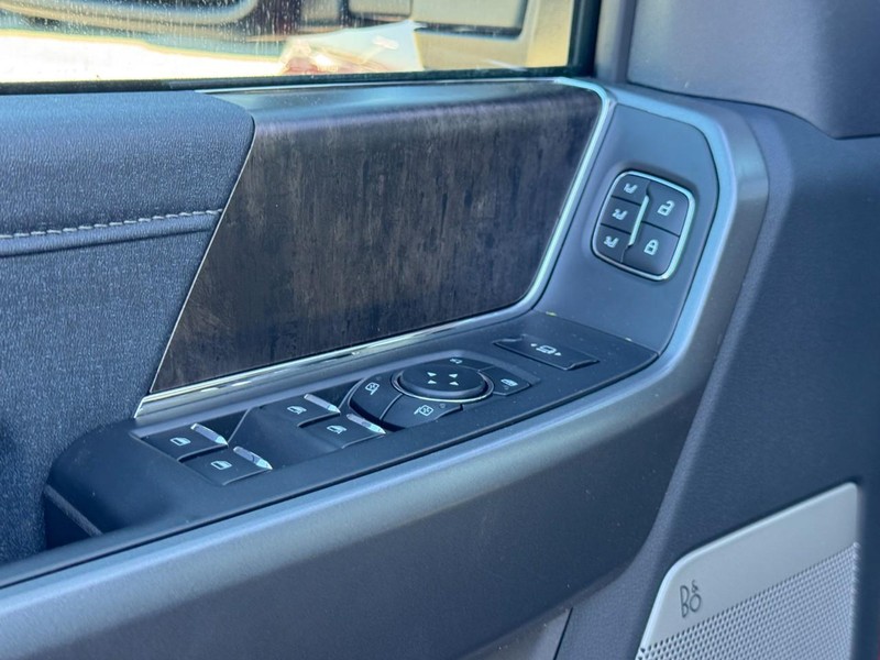 Ford Super Duty F-350 SRW Vehicle Full-screen Gallery Image 12