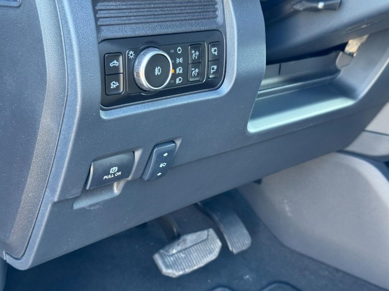 Ford Super Duty F-350 SRW Vehicle Full-screen Gallery Image 13