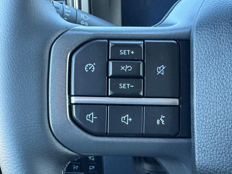 Ford Super Duty F-350 SRW Vehicle Full-screen Gallery Image 14