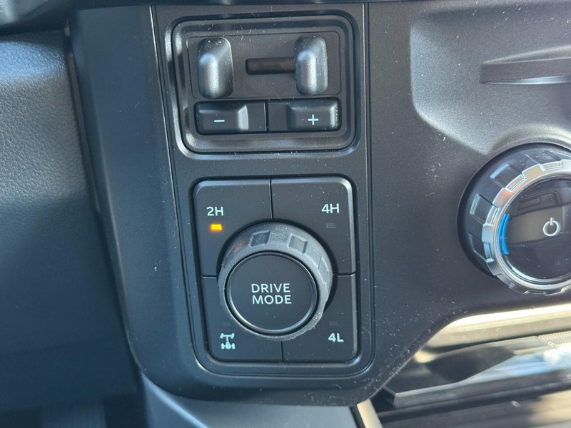 Ford Super Duty F-350 SRW Vehicle Full-screen Gallery Image 16