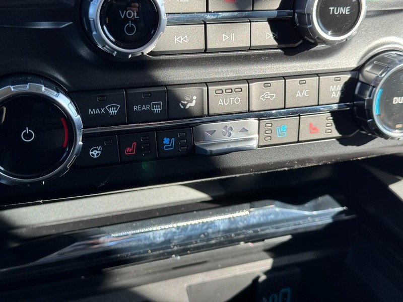 Ford Super Duty F-350 SRW Vehicle Full-screen Gallery Image 17