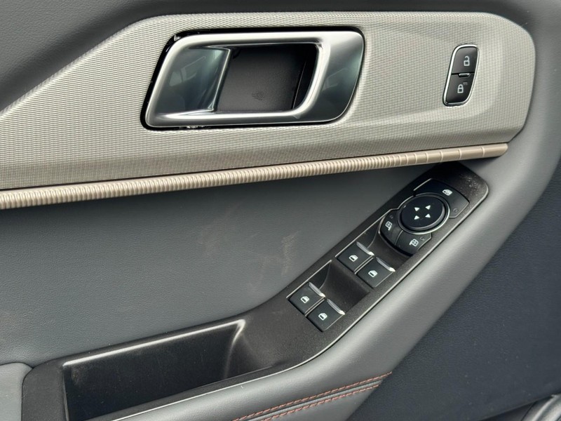 Ford Explorer Vehicle Image 12