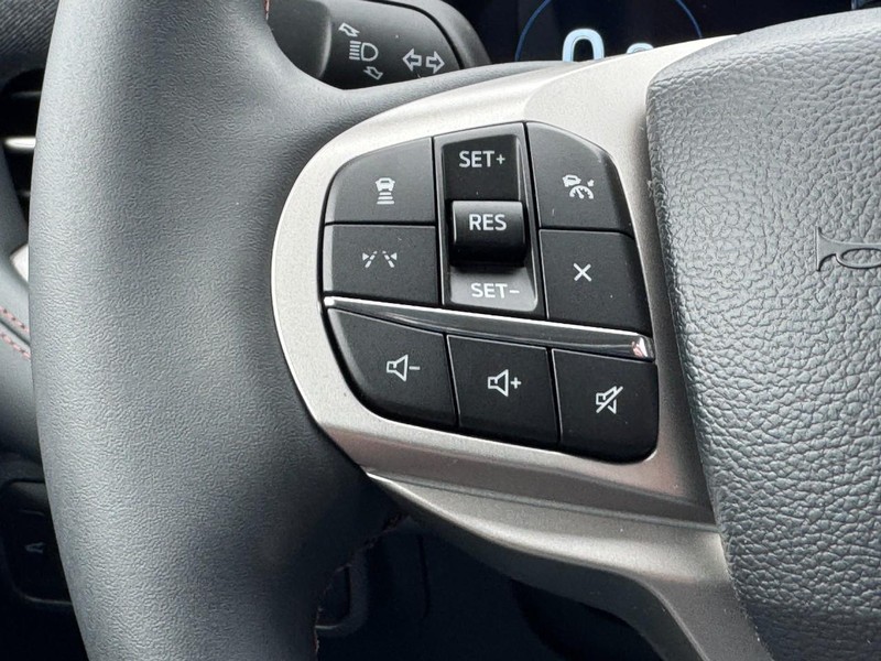 Ford Explorer Vehicle Image 15