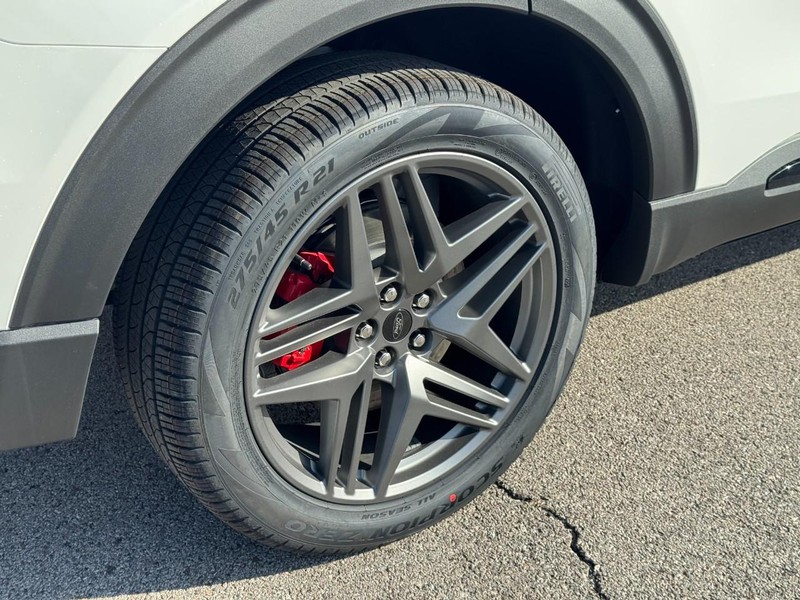 Ford Explorer Vehicle Image 04