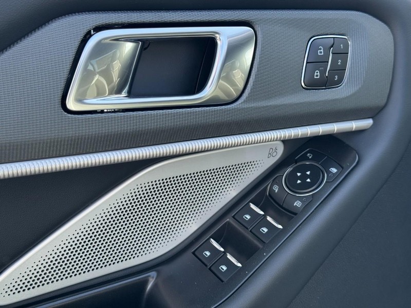 Ford Explorer Vehicle Image 15