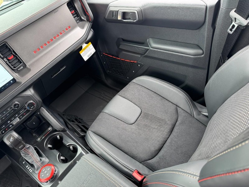 Ford Bronco Vehicle Full-screen Gallery Image 14