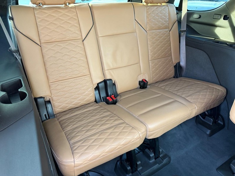 Cadillac Escalade Vehicle Full-screen Gallery Image 10