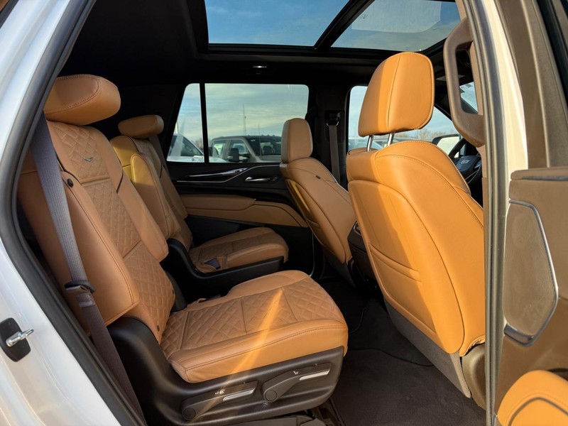 Cadillac Escalade Vehicle Full-screen Gallery Image 11