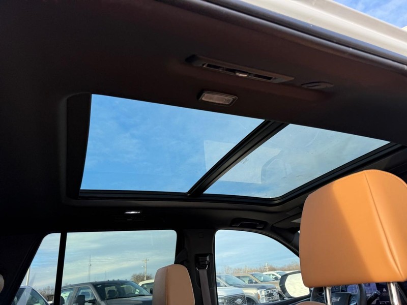 Cadillac Escalade Vehicle Full-screen Gallery Image 12