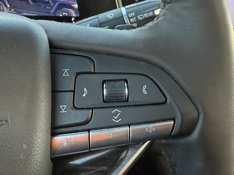 Cadillac Escalade Vehicle Full-screen Gallery Image 17