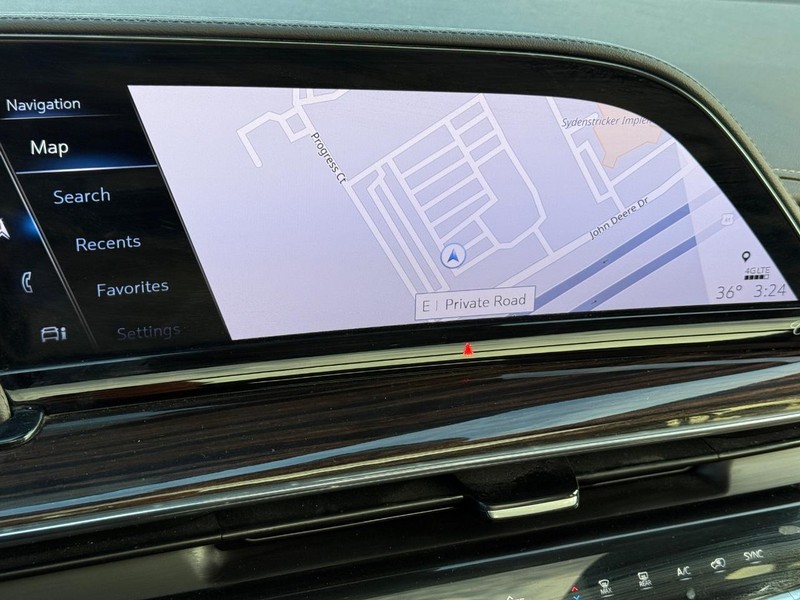 Cadillac Escalade Vehicle Full-screen Gallery Image 18