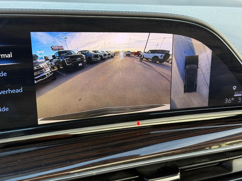 Cadillac Escalade Vehicle Full-screen Gallery Image 19