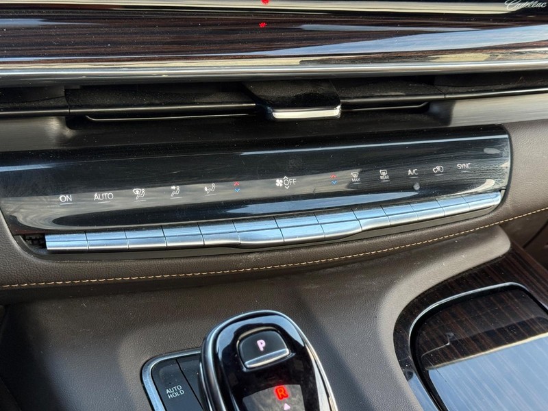 Cadillac Escalade Vehicle Full-screen Gallery Image 20