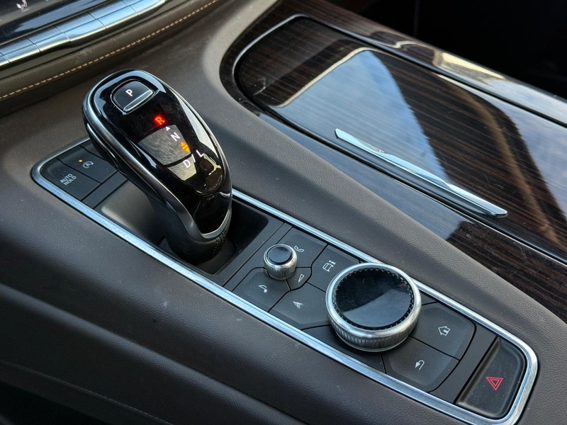 Cadillac Escalade Vehicle Full-screen Gallery Image 21