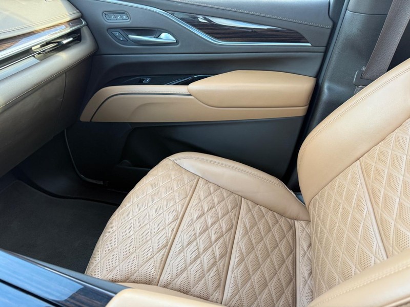 Cadillac Escalade Vehicle Full-screen Gallery Image 22