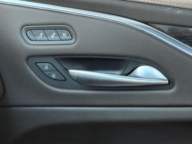 Cadillac Escalade Vehicle Full-screen Gallery Image 23