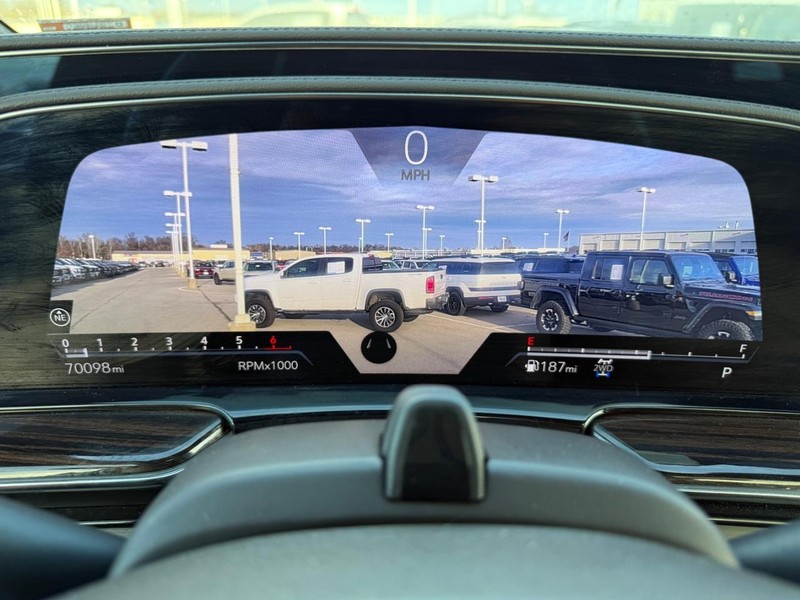 Cadillac Escalade Vehicle Full-screen Gallery Image 24