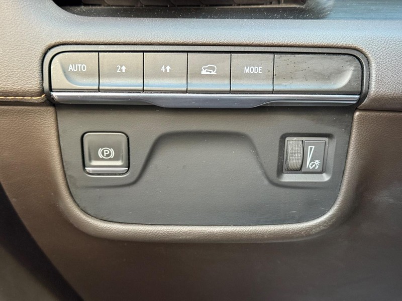 Cadillac Escalade Vehicle Full-screen Gallery Image 25