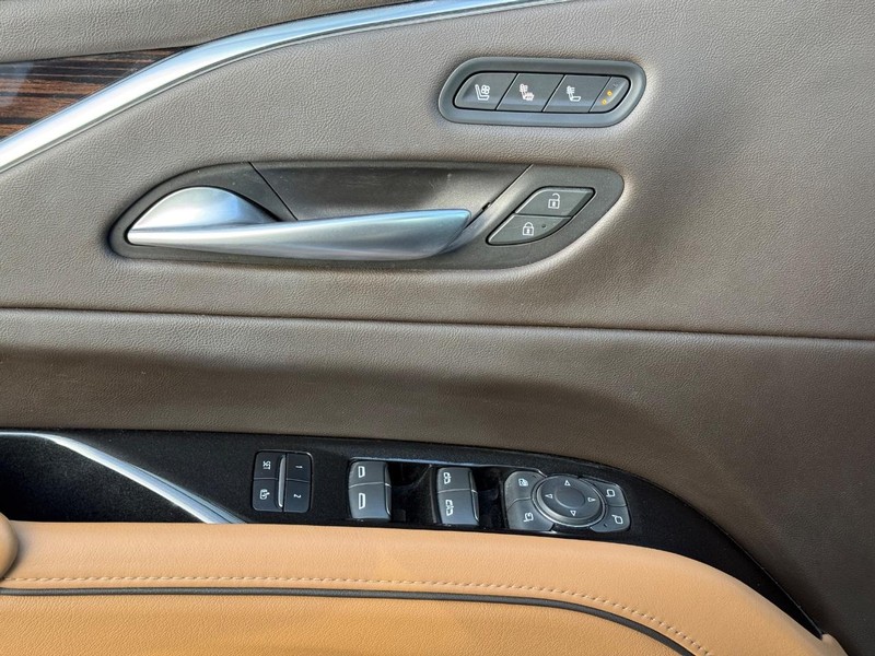 Cadillac Escalade Vehicle Full-screen Gallery Image 26