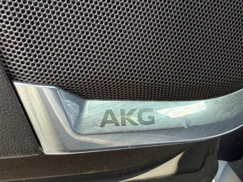 Cadillac Escalade Vehicle Full-screen Gallery Image 27