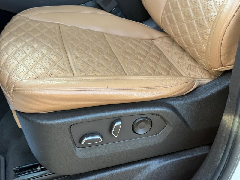 Cadillac Escalade Vehicle Full-screen Gallery Image 28