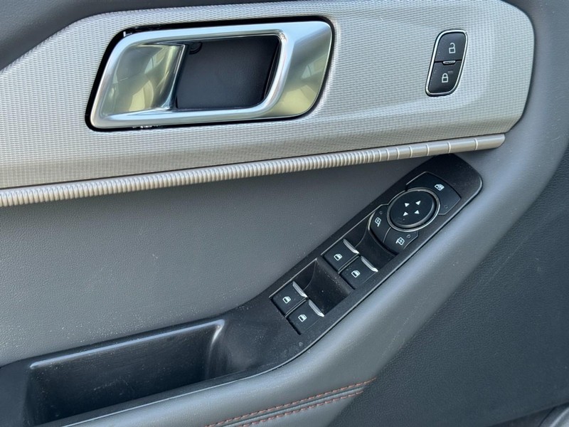 Ford Explorer Vehicle Image 11