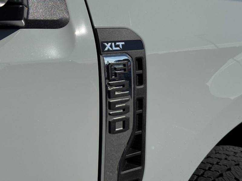 Ford Super Duty F-250 SRW Vehicle Image 11