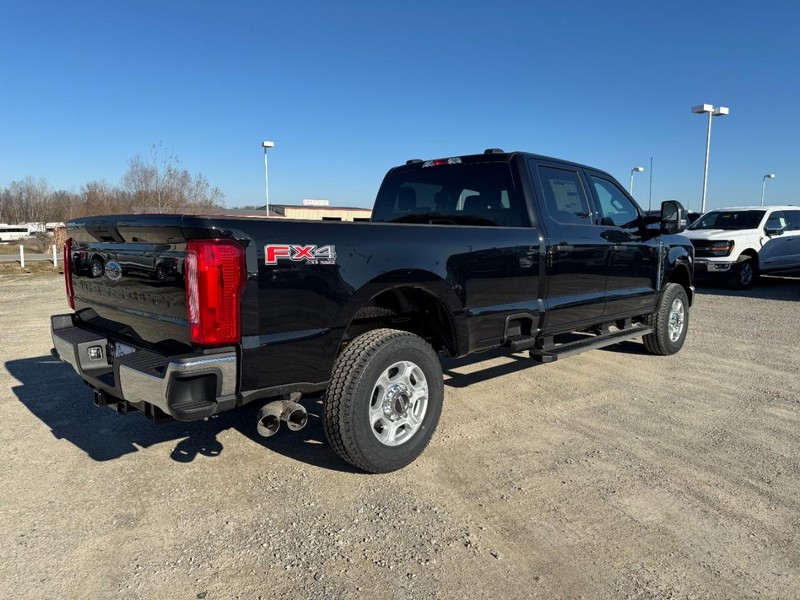 Ford Super Duty F-250 SRW Vehicle Full-screen Gallery Image 3