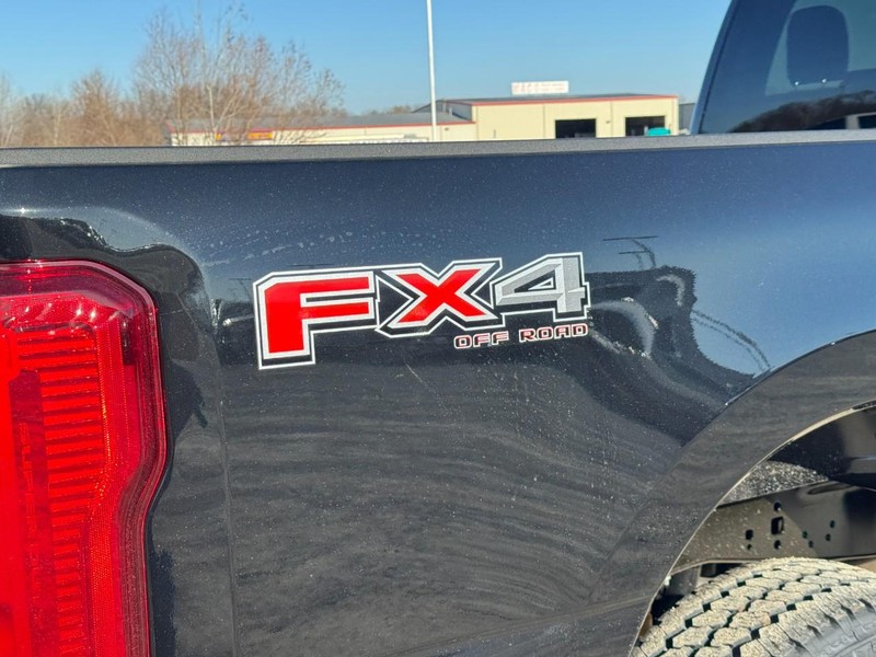 Ford Super Duty F-250 SRW Vehicle Full-screen Gallery Image 4