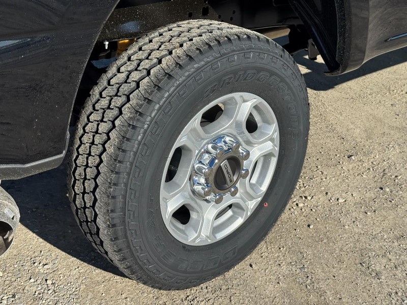 Ford Super Duty F-250 SRW Vehicle Full-screen Gallery Image 5