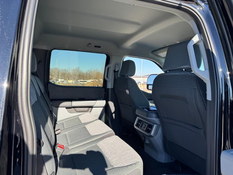 Ford Super Duty F-250 SRW Vehicle Full-screen Gallery Image 6