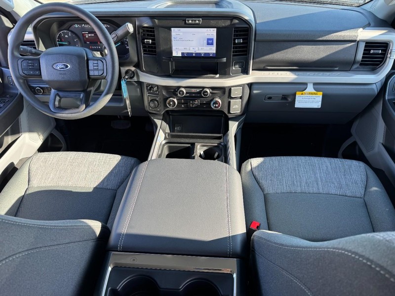 Ford Super Duty F-250 SRW Vehicle Full-screen Gallery Image 7