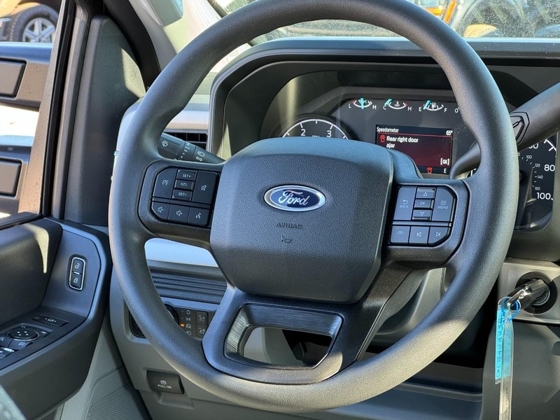 Ford Super Duty F-250 SRW Vehicle Full-screen Gallery Image 8