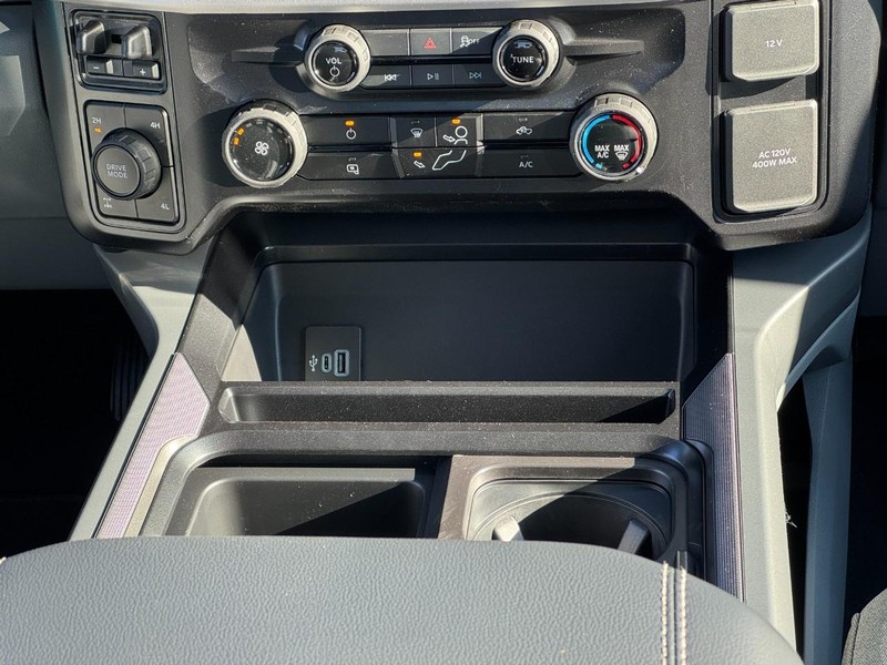 Ford Super Duty F-250 SRW Vehicle Full-screen Gallery Image 10