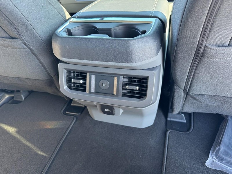 Ford Super Duty F-250 SRW Vehicle Full-screen Gallery Image 11