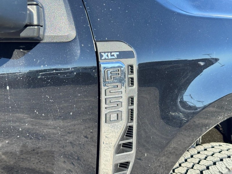 Ford Super Duty F-250 SRW Vehicle Full-screen Gallery Image 12