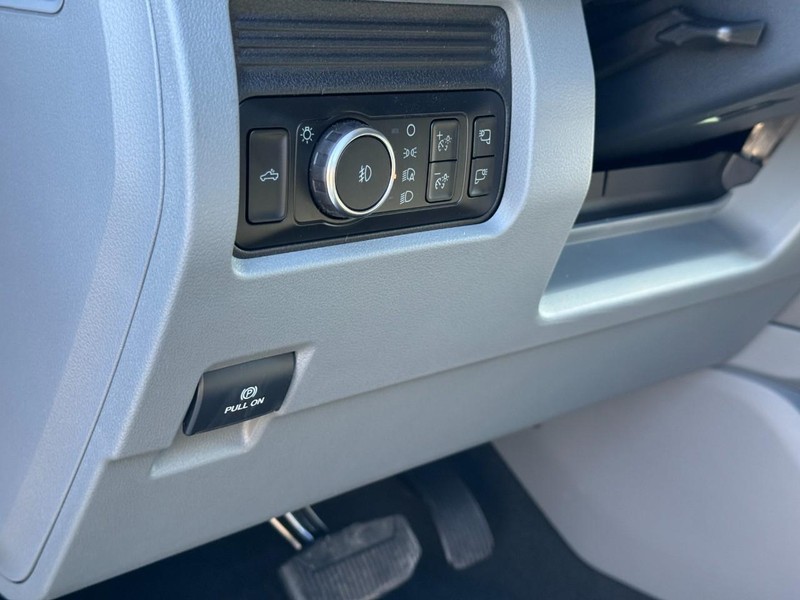 Ford Super Duty F-250 SRW Vehicle Full-screen Gallery Image 14