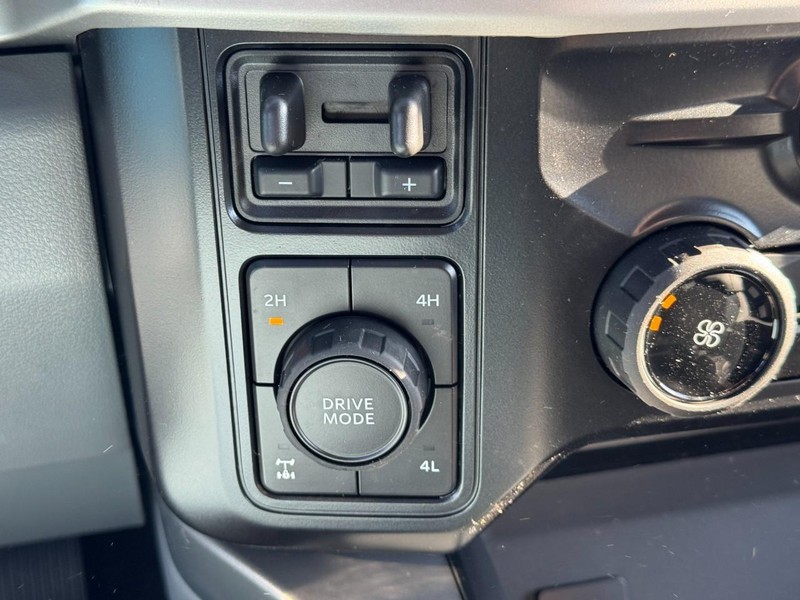 Ford Super Duty F-250 SRW Vehicle Full-screen Gallery Image 17