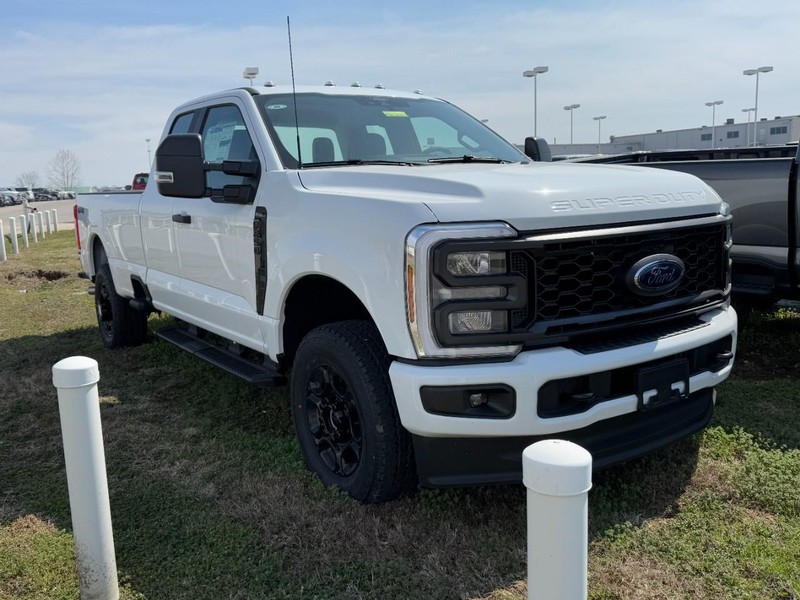 Ford Super Duty F-250 SRW Vehicle Full-screen Gallery Image 2